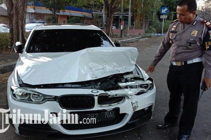 Kanit PJR Tol Jatim II AKP Amar Hadi saat memeriksa kondisi BMW 330i A/T penyebab laka lantas. 