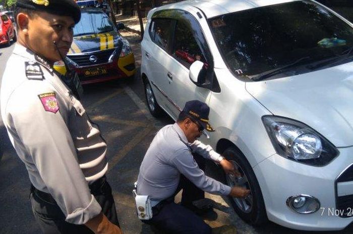 Petugas Dishub Kota Malang bersama TNI/Polri saat menertibkan parkir liar di sejumlah koridor jalan di Kota Malang, Kamis (7/11/2019).
