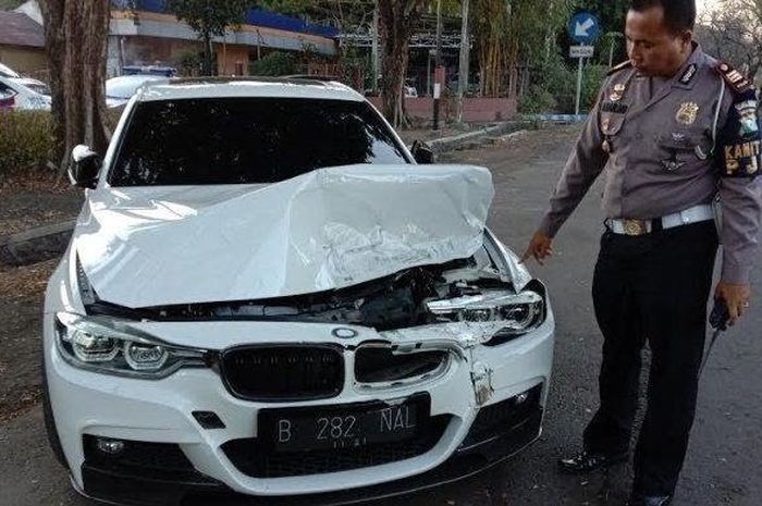 Kanit PJR Tol Jatim II AKP Amar Hadi saat memeriksa kondisi mobil sport BMW 330i A/T berkapasitas 2000 cc bernopol B 282 NAL yang kecelakaan di tol Surabaya-Sidoarjo - istimewa