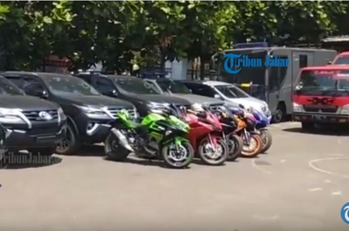 Kendaran yang disita oleh  Satreskrim Polrestabes Bandung dari Dirut Akumobil