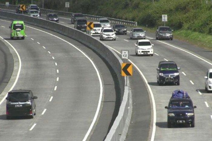 Ilustrasi mengemudi di jalan tol