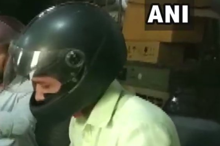 PNS menggunakan helm saat bekerja di dalam ruangan, apa maksudnya?