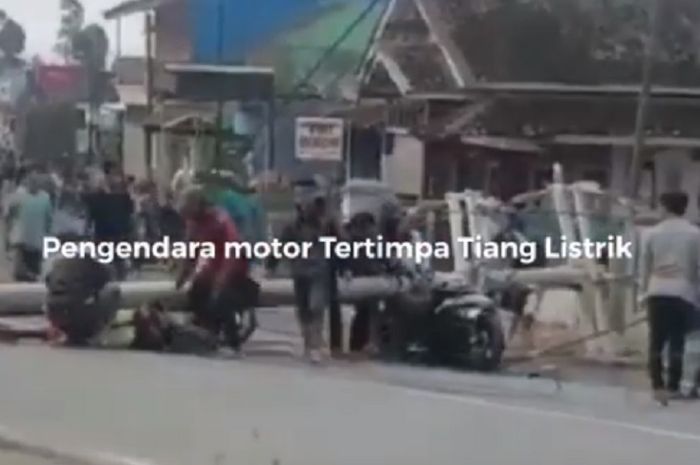 Pemotor jadi korban tertimpa tiang listrik yang roboh di Garut, Jabar.
