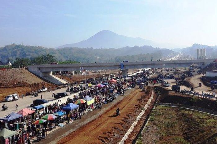Proyek Tol Cisundawu di Sumedang Utara yang dijadikan pasar kaget oleh warga tiap hari Minggu atau libur