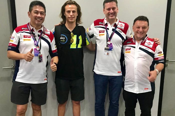 (Kiri-kanan) Patrick Adhiatmadja, Nicolo Bulega, Pablo Pablo Conrad (Marketing Director ExxonMobil Lubricants Indonesia) dan Fausto Gresini ketika di MotoGP Malaysia 2019 lalu  