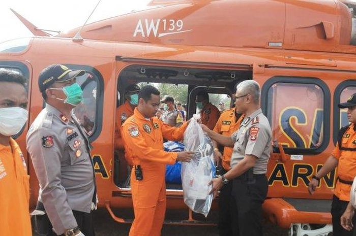 Polres Lampung Barat Kirim Mayat yang Ditemukan di Teluk Bangkunat ke Mabes Polri Untuk Autopsi.