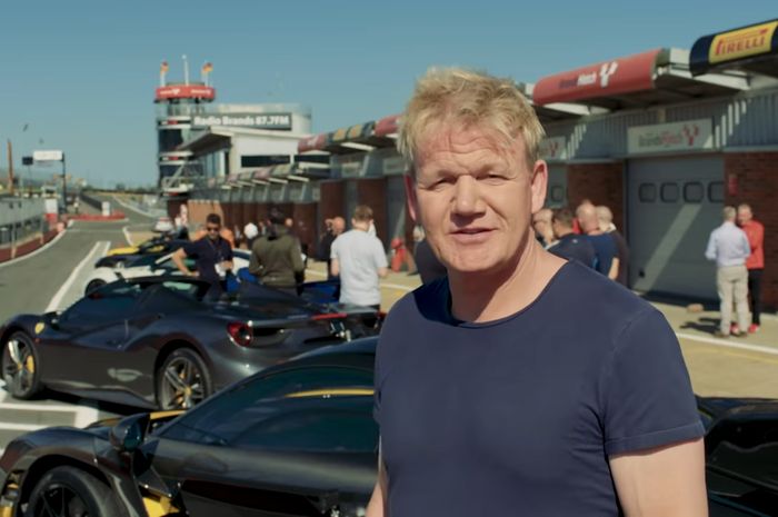 Gordon Ramsay menjajal mobil-mobilnya di sirkuit Brands Hatch