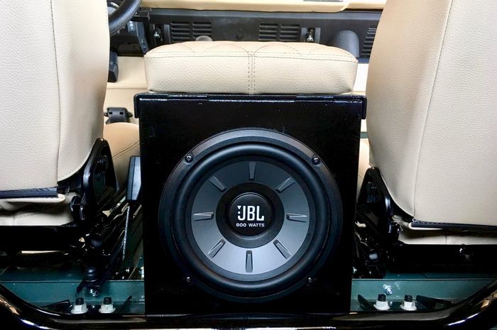 Ilustrasi speaker JBL di kabin mobil