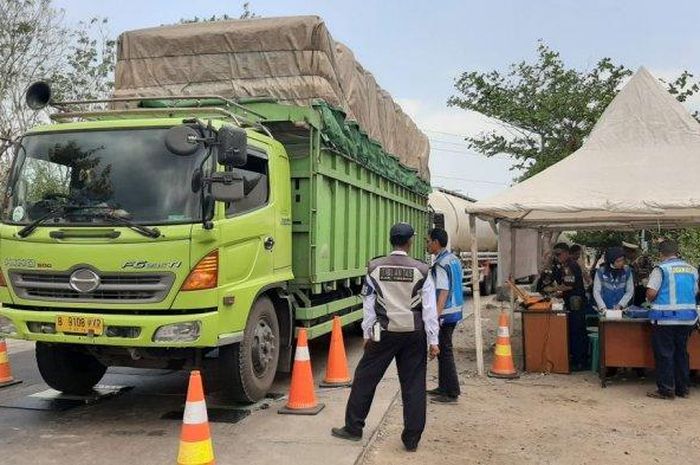 Sejumlah petugas saat menggelar razia ODOL di Rest Area KM 227B Tol Palimanan - Kanci (Palikanci) Kabupaten Cirebon, Selasa (12/11/2019). 