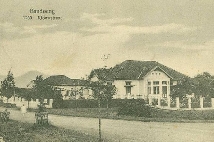 Jalan Riau Bandung (Riouwstraat) tahun 1920