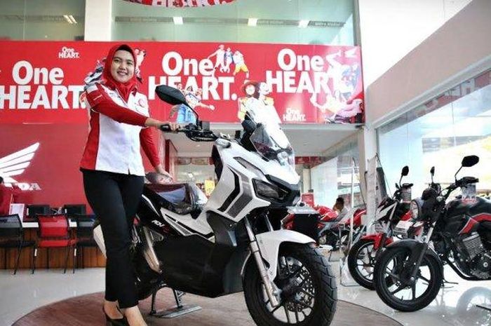 Tenaga promosi memperlihatkan skutik terbaru Honda ADV 150 di Astra Motor Makassar, di Jl Sultan Alauddin Senin (4/8).