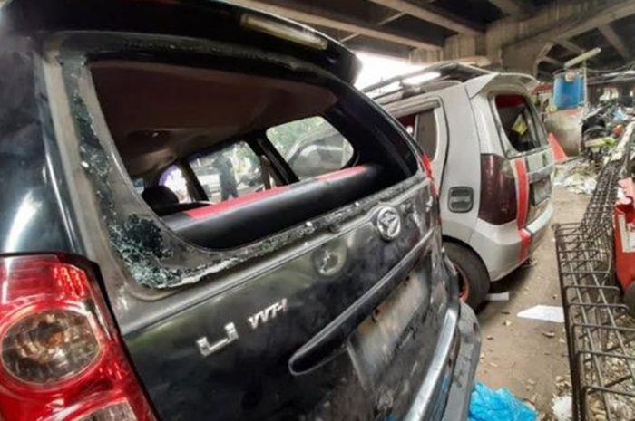 Mobil Xenia hitam milik anggota polisi yang hancur dirusak massa di Pasar Minggu pada Selasa (12/11/2019) dini hari WIB. 
