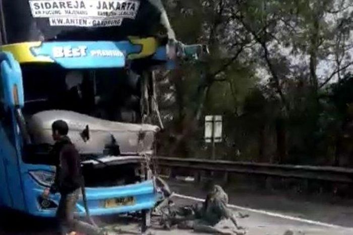 Kecelakaan lalu lintas terjadi di Tol Cipularang, melibatkan mobil tronton dan bus Bintang Estu, Selasa (12/11/2019). 