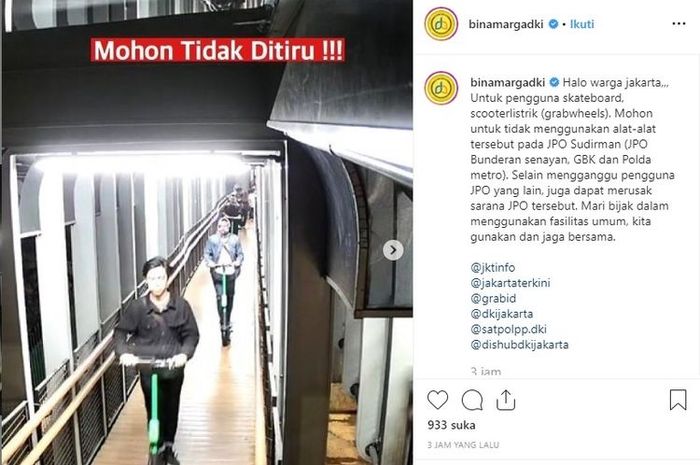 Pengguna skuter listrik terpantau melintasi Jembatan Penyebrangan Orang