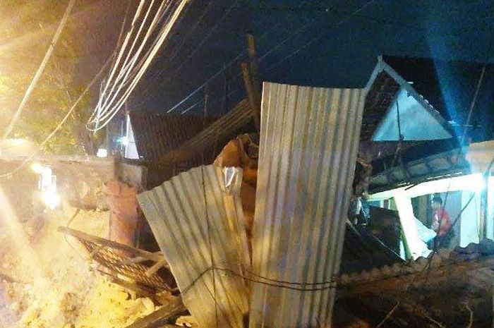 Kondisi rumah setelah tertabrak dump di Jalan raya Pantura, Kecamatan Bungah, Gresik,  Selasa malam (12/11/2019).