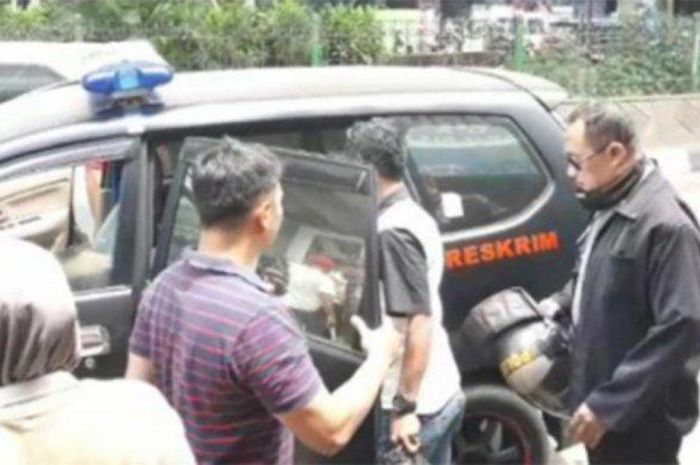 Unit Reskrim Polsek Ciputat menciduk polisi gadungan yang bergaya bak polantas di flyover Ciputat, Tangsel, Rabu (13/11/2019) siang. 