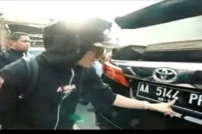 Atta Halilintar menunjuk pelat nomor Toyota Alpard miliknya