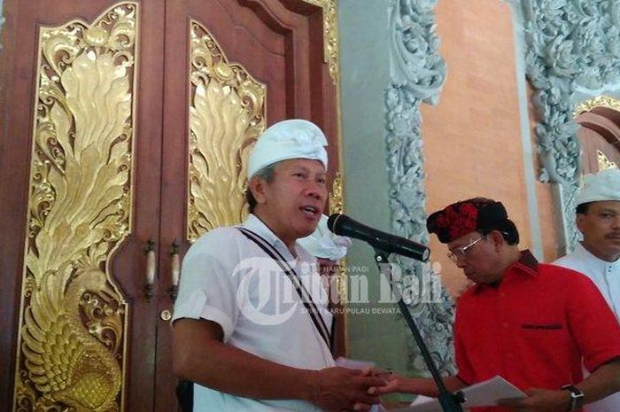 Kepala PT PLN (Persero) UID Bali I Nyoman Suwarjoni Astawa saat menemani Gubernur Bali Wayan Koster melakukan jumpa pers di rumah jabatan gubernur, Selasa (12/11/2019) siang. 