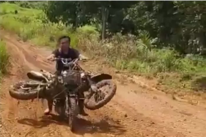 Motor jenis trail diangkut menggunakan   Motor lawas 