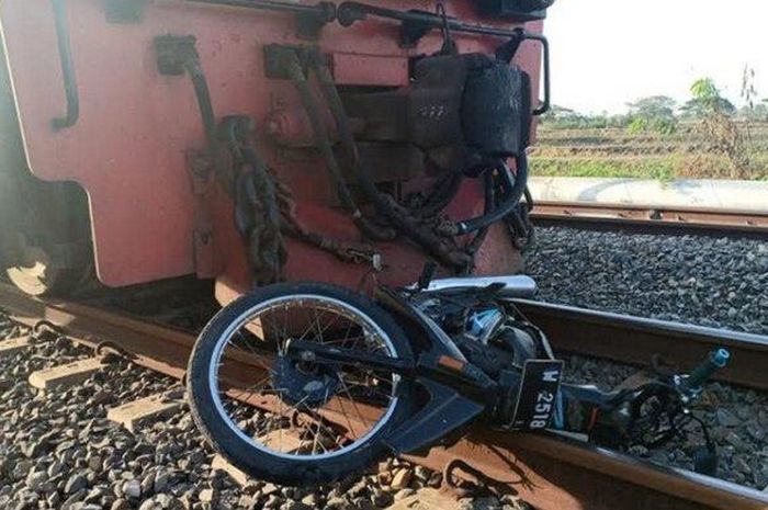 Motor yang terseret kereta hingga 4 km, pemilik susah dibayangkan kondisinya