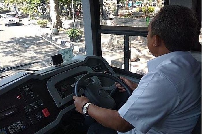 Wakil Wali Kota Bandung, Yana Mulyana saat menjajal mengendarai bus Trans Metro Bandung (TMB) Koridor V, Selasa (12/11/2019)