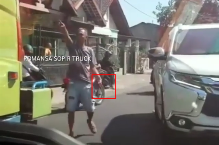 Sopir Mitsubishi Pajero Sport ancam sopir truk dengan membawa pistol