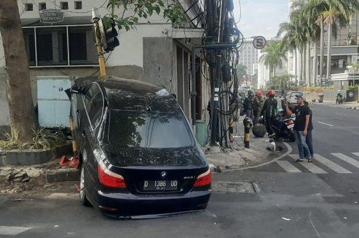 BMW 523i menabrak tiang lampu lalu lintas di Jl Naripan, Kota Bandung, Kamis (14/11/2019) pagi.  