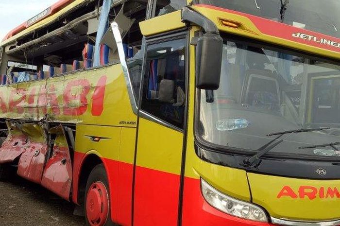 Kondisi Bus Arimbi usai kecelakaan dengan ringsek di sisi kanan