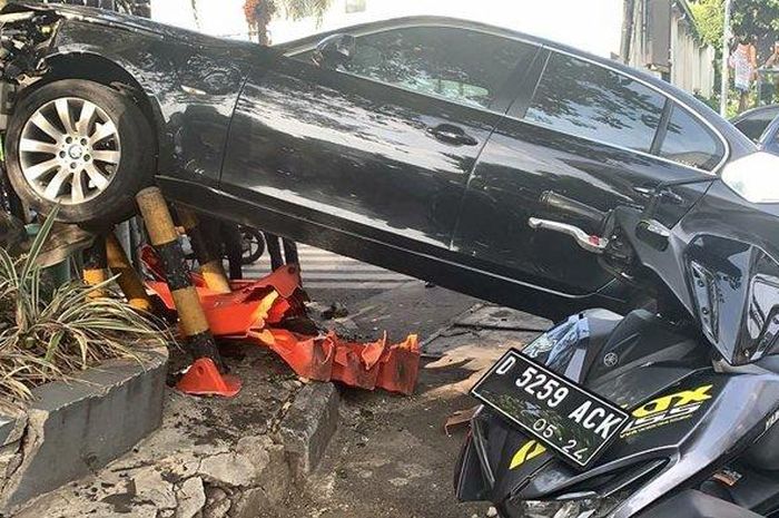 BMW E60 nyangkut di atas lampu apill kota Bandung