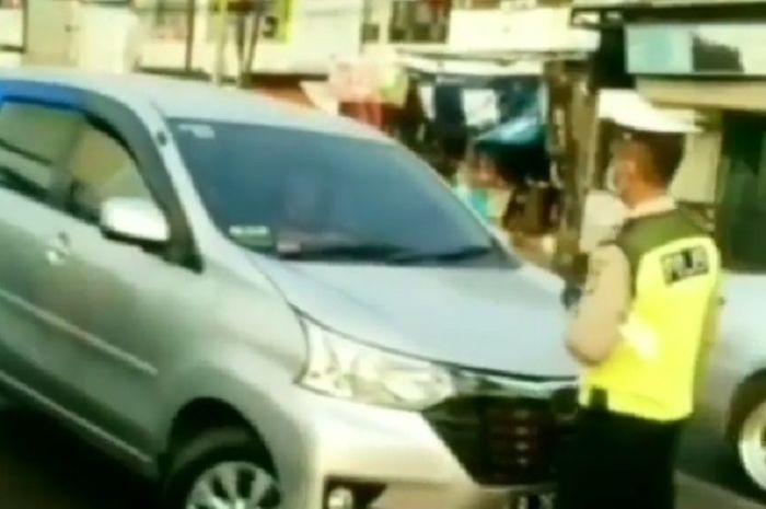 Pengemudi mobil tolak diberhentikan dan tabrak polisi di Bekasi Timur.