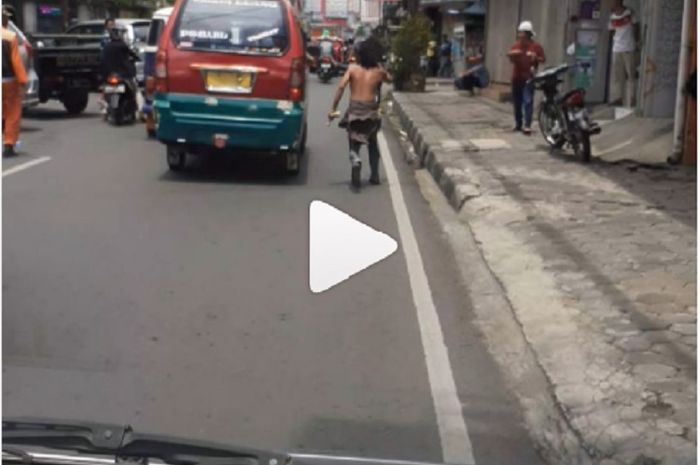 Dengan keterbasannya orang ini membantu membuka jalan untuk mobil ambulans