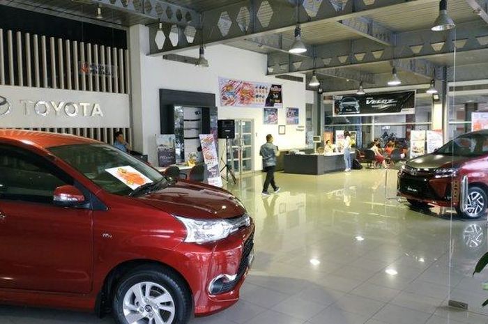 Ilustrasi kredit mobil baru Toyota di dealer