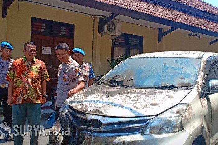 Toyota Avanza milik warga Mdiun dibakar pemuda asal Palembang