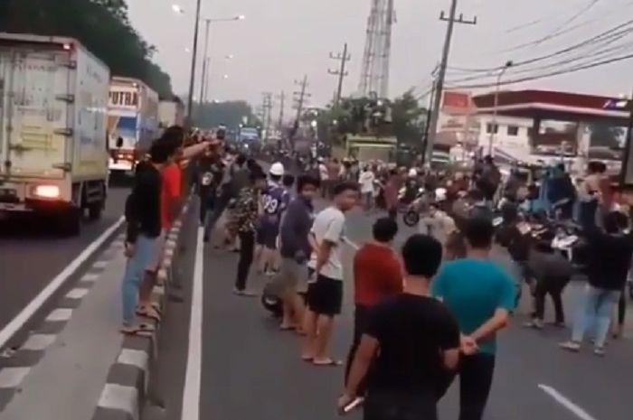 Balap liar di Sidoarjo makan korban, seorang penonton patah kaki kanan usai tertabrak.