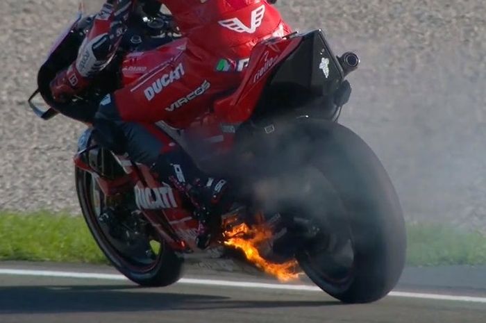 Motor Ducati yang ditunggangi Michele Pirro terbakar di MotoGP Valencia 2019