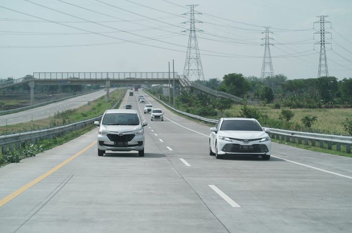 Ilustrasi mobil yang melaju di lajur kanan jalan tol