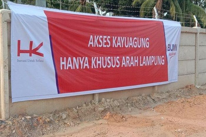 Spanduk yang dipasang pihak Hutama Karya untuk mencegah pengendara masuk ke ruas Kayuagung - Palembang
