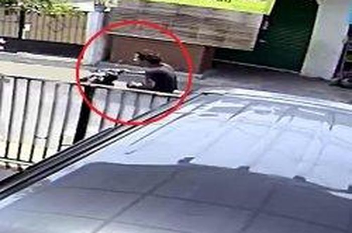 Pelaku penyiram cairan kimia tertangkap kamera CCTV