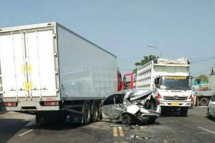 Toyota Avanza kena tampar truk box, ditambah kena seruduk truk tangki di Gresik, Jawa Timur