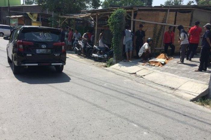 Tampak tubuh korban kecelakaan masih tergeletak di pinggir jalan