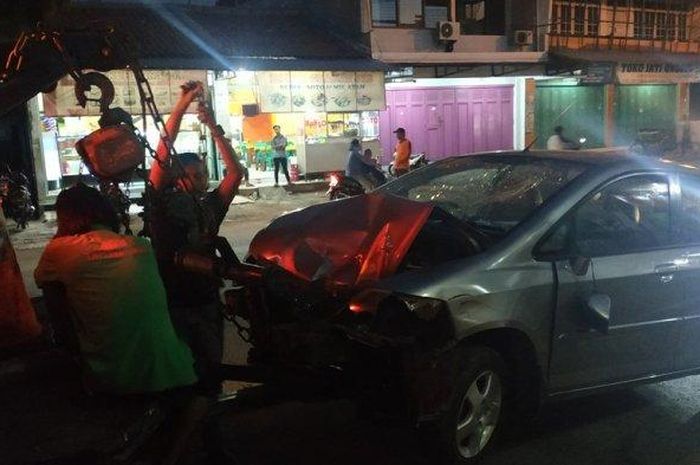 Kondisi Honda City setelah menabrak pengendara motor dan pejalan kaki