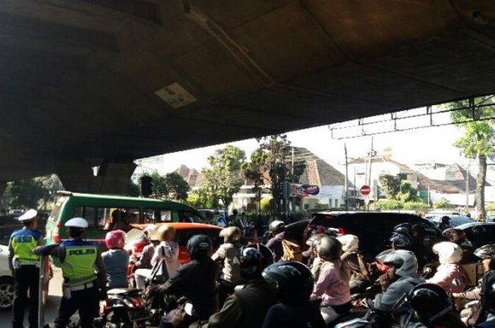 Suasana lalu lintas di simpang Jalan Sukajadi, Bandung saat pemberlakuan rekayasa lalu lintas pada hari pertama, Kamis (11/7/2019).