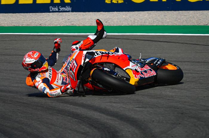 Tak sedikit pembalap yang terjatuh lantaran suhu trek yang lebih dingin di MotoGP Valencia 2019