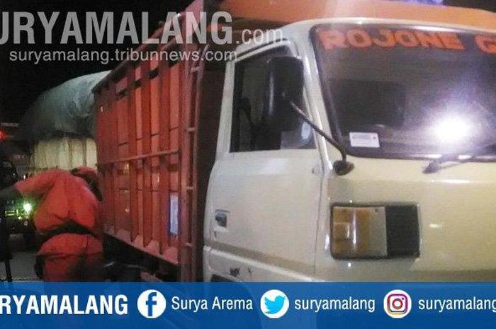 Antrean panjang truk membeli solar di SPBU Perak, Jombang., Jawa Timur.