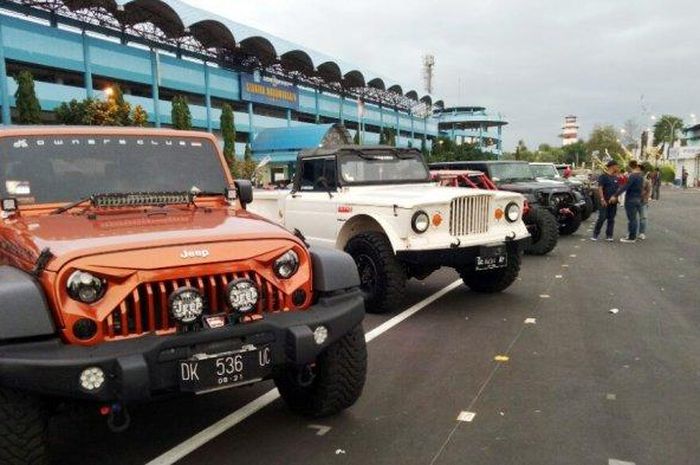 Ratusan mobil modifikasi berjejer memeriahkan event otomotif bertajuk JogjaCARta #4 yang digelar di halaman parkir Stadion Maguwoharjo Sleman DIY, Sabtu (16/11/2019).