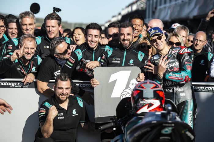 Pembalap asal Prancis, Fabio Quartararo, berpose dengan timnya, Petronas Yamaha SRT, setelah mengambil pole position di MotoGP Valencia 2019.