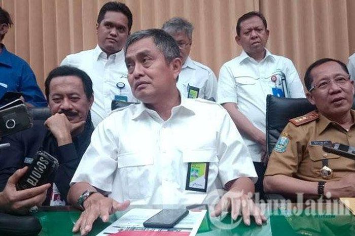 GM Pertamina Marketing Operation Region 5 Werry Prayogi (tengah) dan Kepala Dinas ESDM Setiajit (kanan) dalam konferensi pers di Ruang Binaloka Kantor Gubernur Jalan Pahlawan, Surabaya, Senin (18/11/2019). 