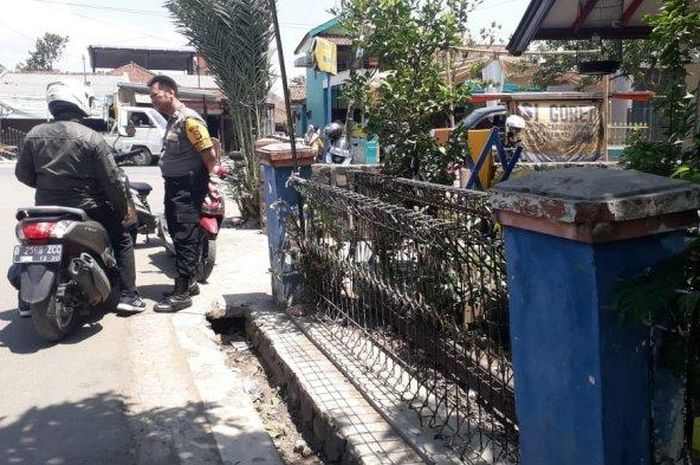 Polisi menjaga lokasi teror alat vital di Bandung, Selasa (19/11/2019). 