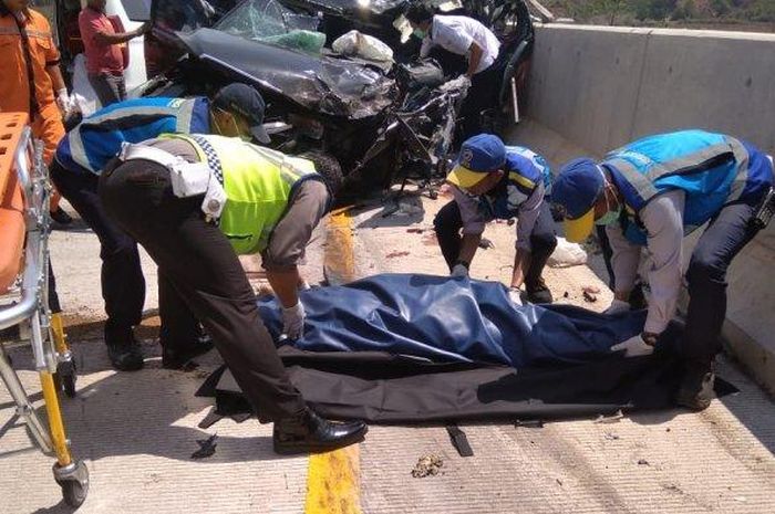 kondisi Kijang Innova dan korban kecelakaan di tol Batang-Semarang