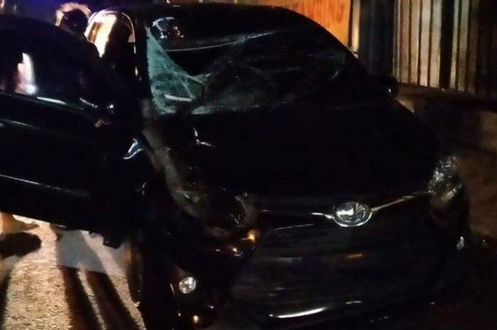 Toyota Agya ringsek setelah menabrak seorang polisi hingga meninggal dunia